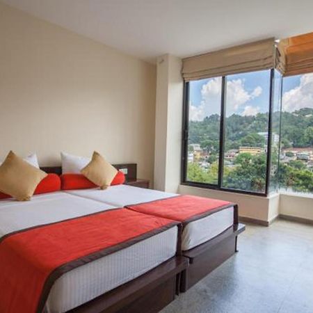 Oak Ray City Hotel Kandy Bagian luar foto