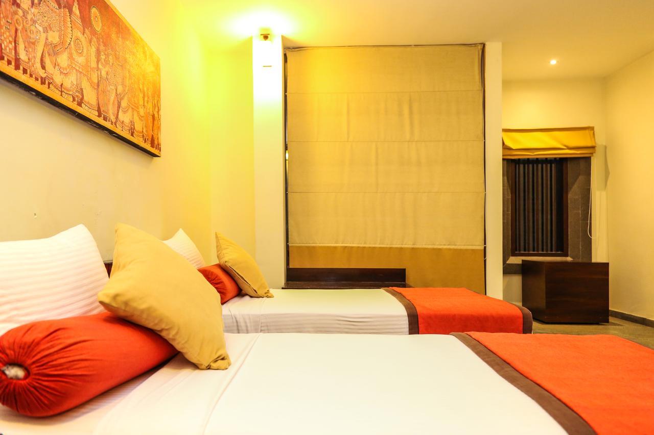 Oak Ray City Hotel Kandy Bagian luar foto